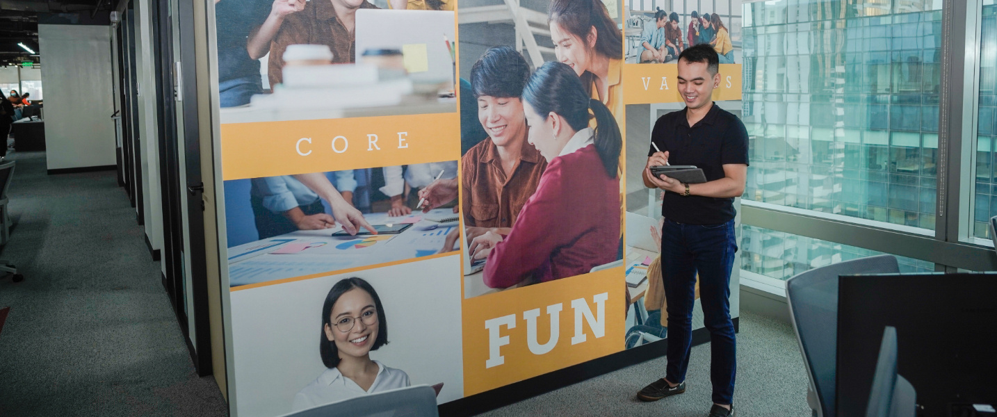 an employee explores the different types of pricing strategies in business