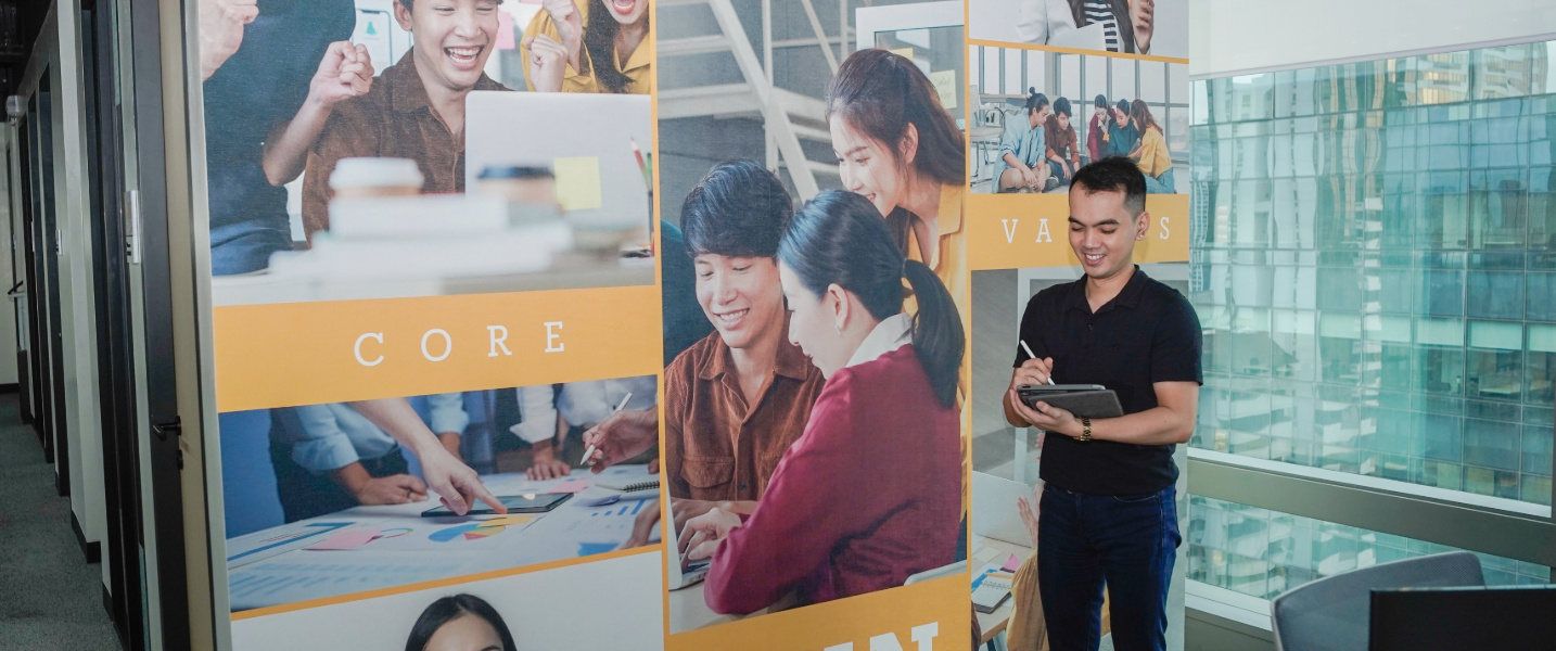 an employee who knows how to manage supply chain disruptions