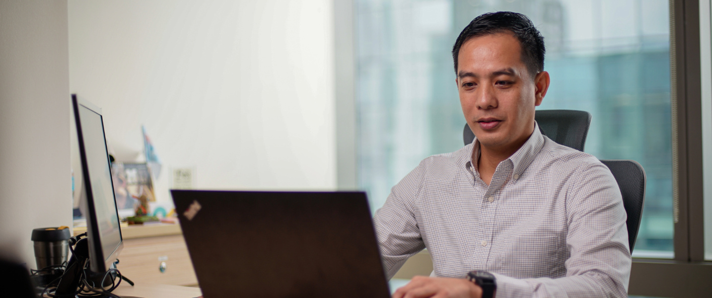 a happy manager who knows how to manage a remote team effectively