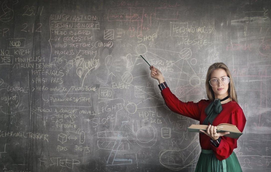 An employee discussing how business intelligence helps companies succeed.