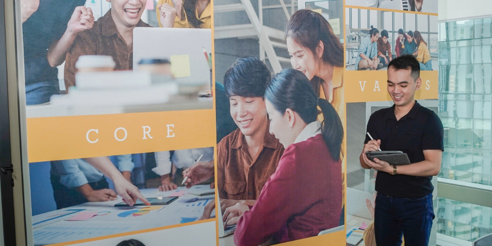 an employee who knows how to manage supply chain disruptions