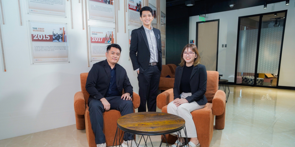 An image of offshore accountants from the Philippines