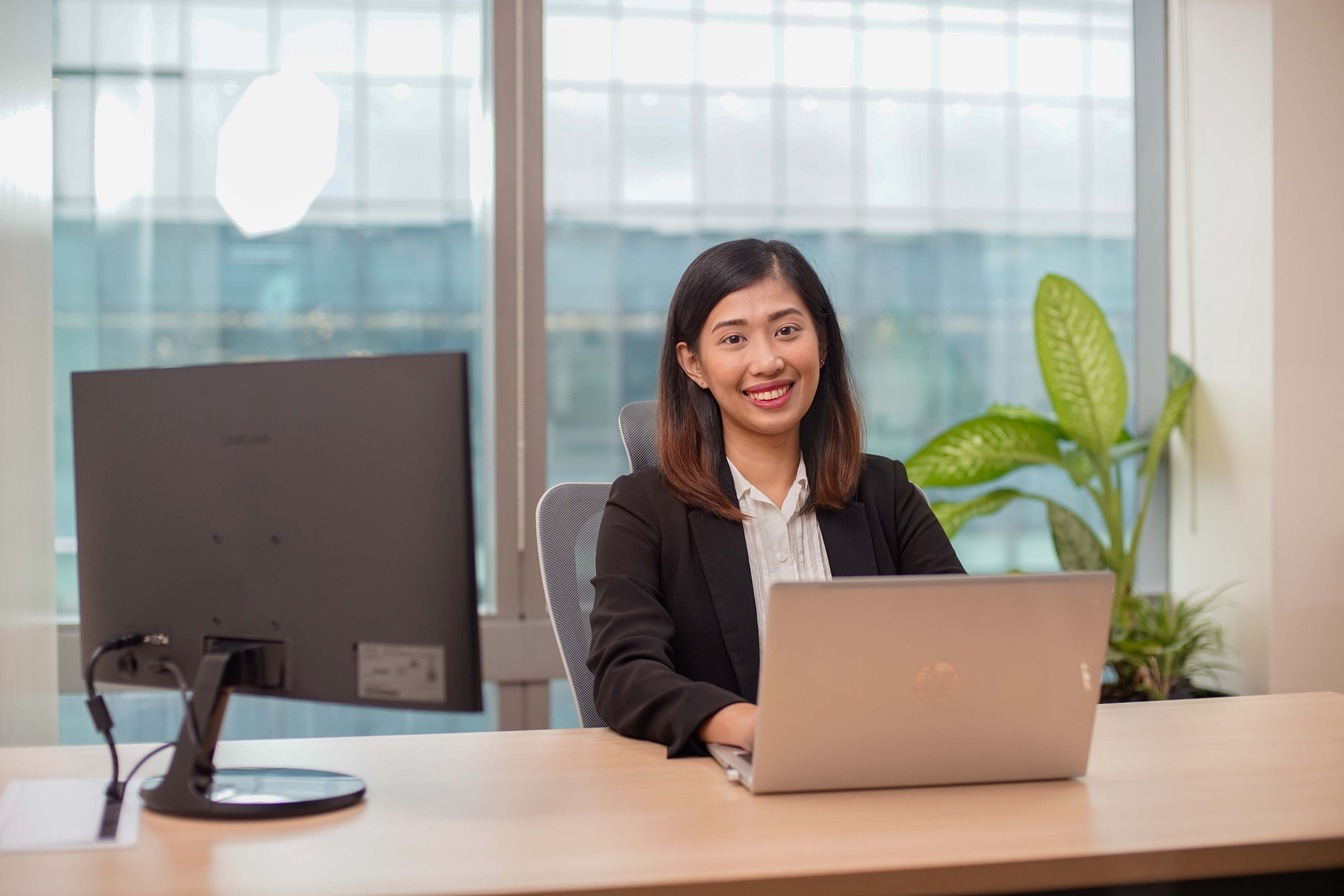 employee showing the importance of administrative accounting
