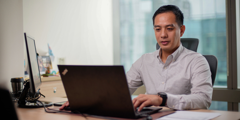 a happy manager who knows how to manage a remote team effectively