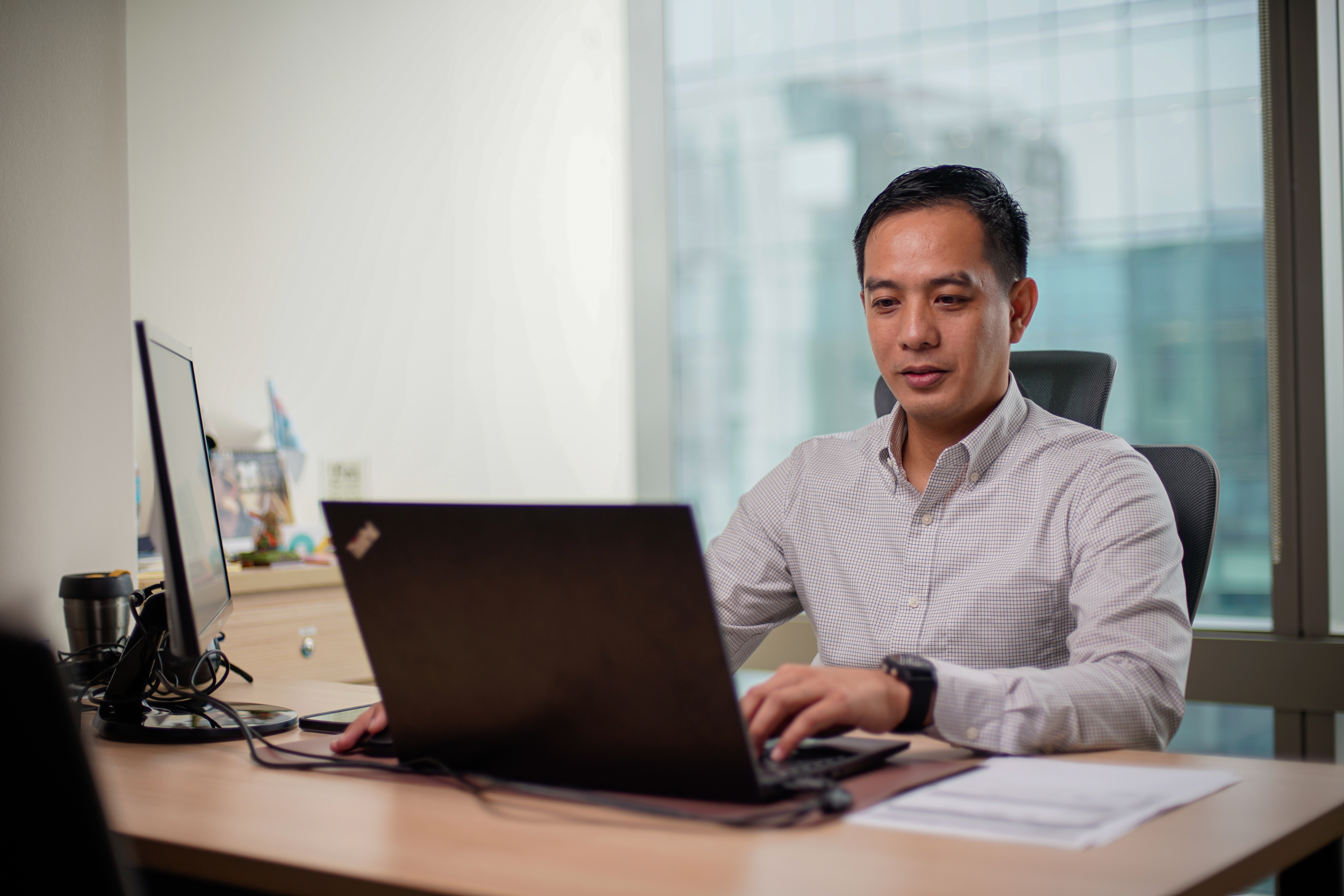 An employee seeing the benefits of payment channel integration in their cloud accounting platform